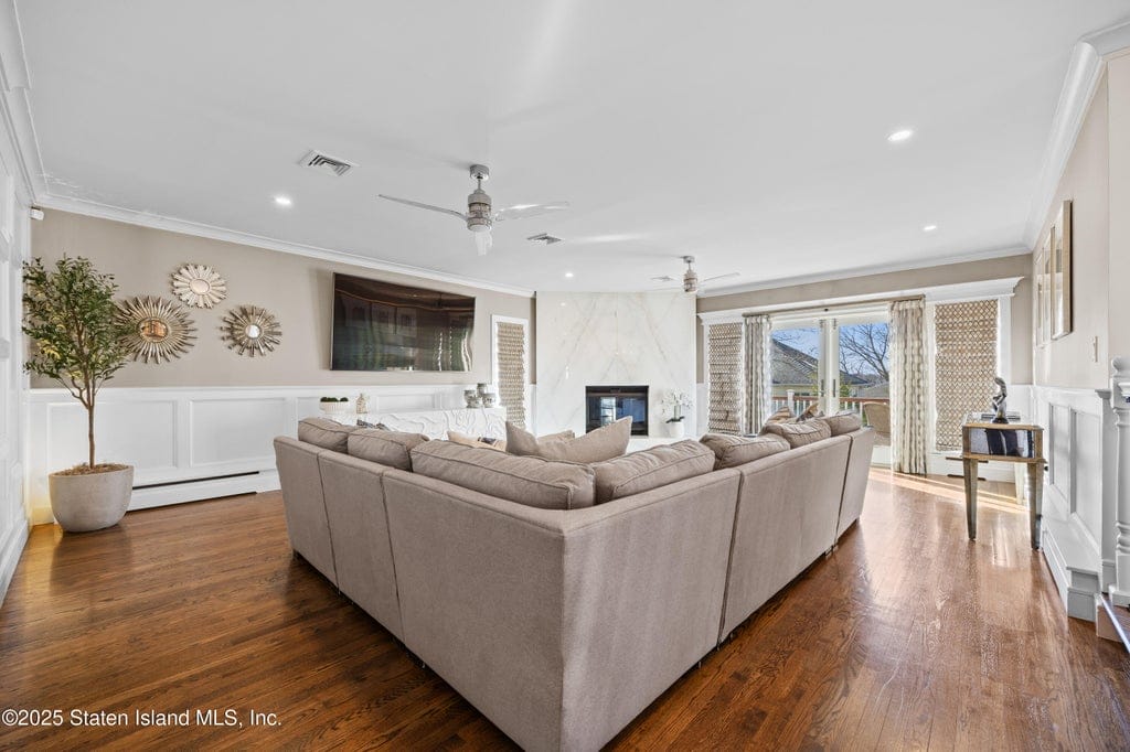 Family Room of 131 Hopping Ave