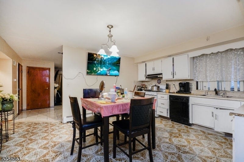 Kitchen of 325-327 John Street