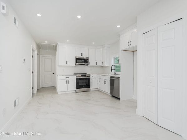 Kitchen of 24-26 York Avenue